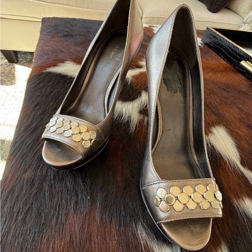 CALVIN KLEIN CALEIGH METALLIC HEELS - SZ 9